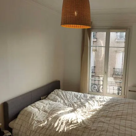 Rent this 2 bed apartment on 92130 Issy-les-Moulineaux