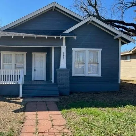 Rent this 3 bed house on 1931 South 15th Street in Abilene, TX 79602