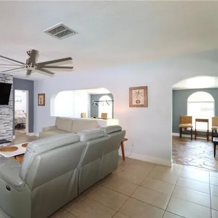 Image 9 - 400 Sunburst Court, Clearwater, FL 33755, USA - House for sale