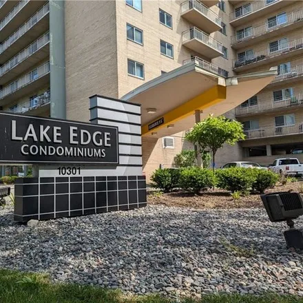 Buy this studio condo on 10295 Lake Avenue in Cleveland, OH 44102