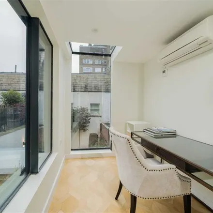 Rent this 4 bed townhouse on 38 Albion Street in London, W2 2AU
