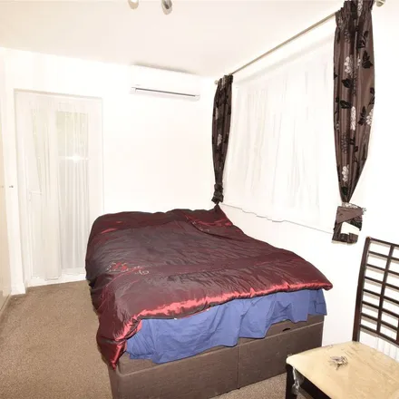 Image 2 - Lowther Road, London, HA7 1EP, United Kingdom - Apartment for rent