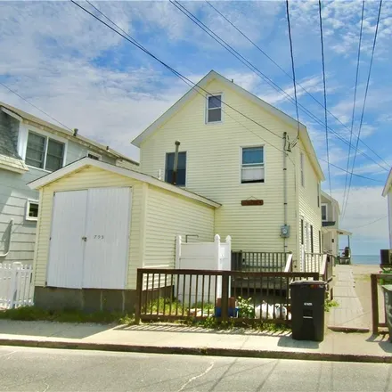 Rent this 3 bed house on 795 East Broadway in Silver Beach, Milford