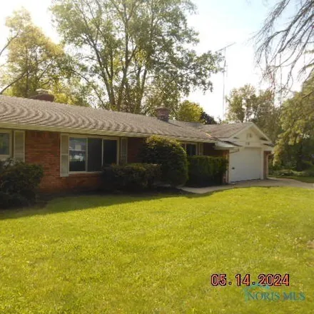 Buy this 3 bed house on 2542 Amara Drive in Toledo, OH 43615