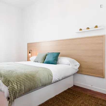 Rent this 6 bed room on Calle de Fernández de los Ríos in 25, 28015 Madrid
