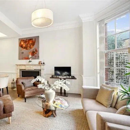 Rent this 3 bed room on 7 Egerton Place in London, SW3 2EF