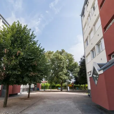 Rent this 3 bed apartment on 4 Rue du Puits in 36100 Issoudun, France