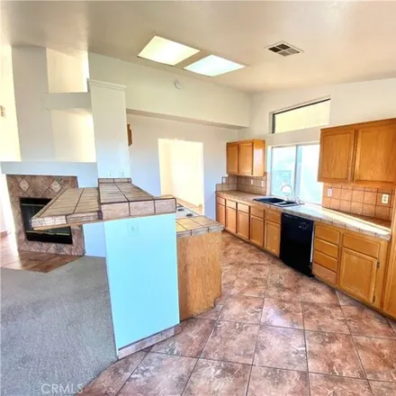 Image 4 - 13399 Dos Lomas Court, Victorville, CA 92392, USA - House for sale