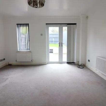 Rent this 2 bed apartment on Lorimer Close in Luton, LU2 7RL