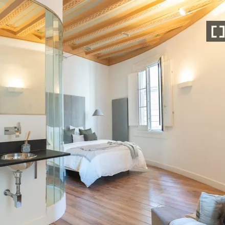 Rent this 6 bed room on Palau de la Generalitat de Catalunya in Carrer de Salomó ben Adret, 08001 Barcelona