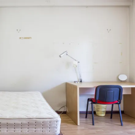 Rent this 6 bed room on Canal 3 in Rua de Moreira de Sá, 4100-173 Porto