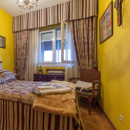 Rent this 3 bed room on Madrid in Correduría de seguros Vihaso, Calle de Jaén