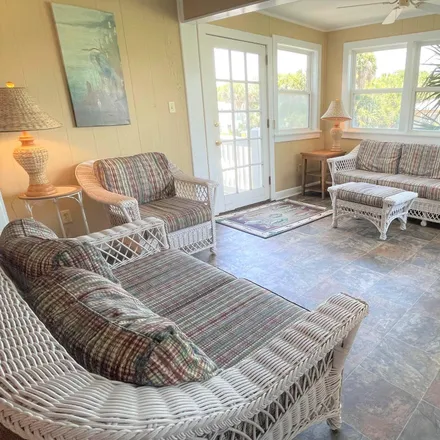 Image 4 - Beach Retreat, Palmetto Boulevard, Edisto Beach, Colleton County, SC 29438, USA - House for sale