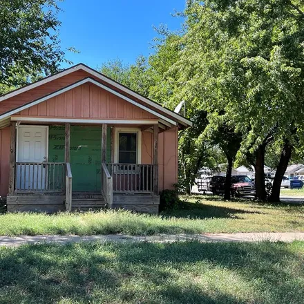Buy this 3 bed house on 1113 North 8th Street in Salina, KS 67401