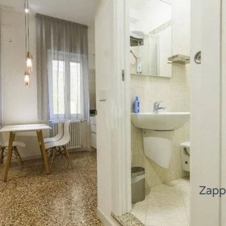 Image 4 - Piazza Minghetti, 40124 Bologna BO, Italy - Apartment for rent