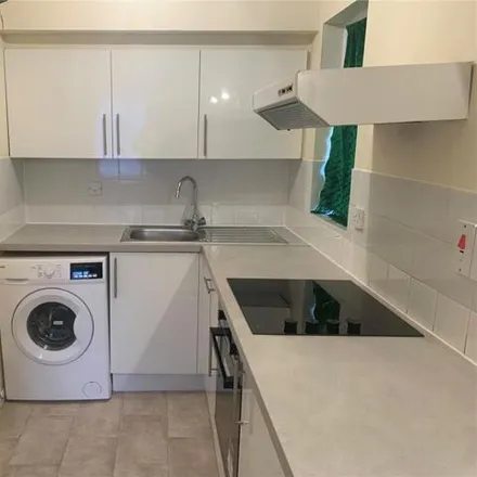 Image 2 - Gatting Close, Burnt Oak, London, HA8 9YU, United Kingdom - Apartment for rent