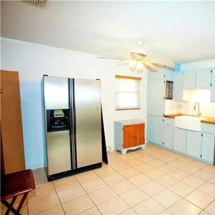 Image 4 - 220 E Laurel St, Rockport, Texas, 78382 - House for sale