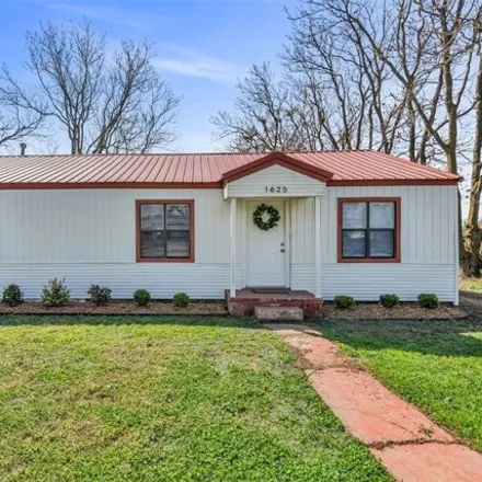 Buy this 3 bed house on 1679 West Montana Avenue in Chickasha, OK 73018