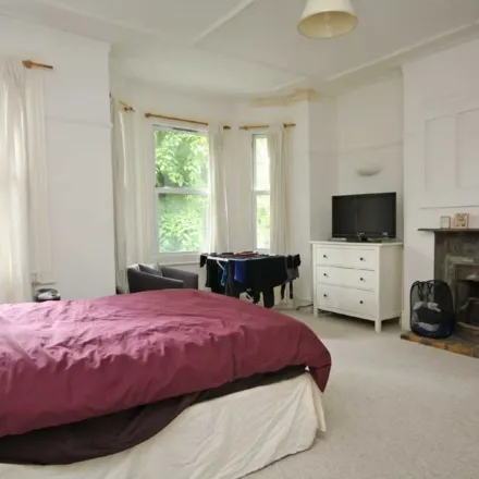 Image 3 - Thorney Hedge Road, Strand-on-the-Green, London, W4 5RU, United Kingdom - Apartment for rent
