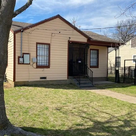 Buy this 3 bed house on 831 Bonnie View Road in Dallas, TX 75203