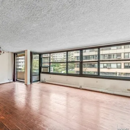 Image 4 - 166-40 Powells Cove Boulevard, New York, NY 11357, USA - Apartment for sale