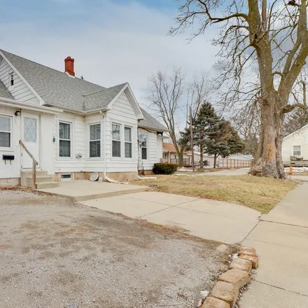 Buy this 3 bed house on 1407 South Main Street in Bloomington, IL 61701