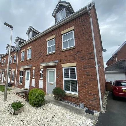 Rent this 3 bed duplex on Sherratt Close in Cheshire East, CW5 7RU