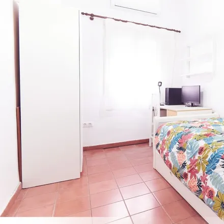 Rent this 3 bed room on Farmacia Neto Del Río in Castillo de Constantina, 4