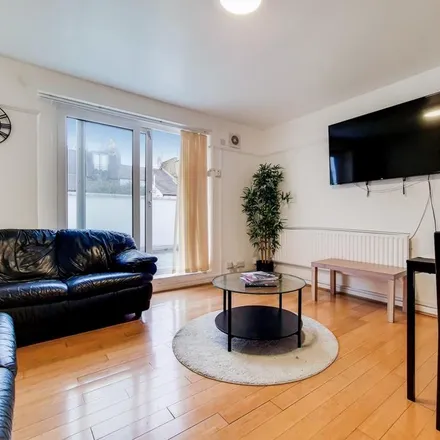 Rent this 3 bed apartment on Gironde Road in London, SW6 7DY