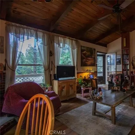 Image 4 - 31664 31595 Luring Pines Drive, Running Springs, CA 92382, USA - House for sale