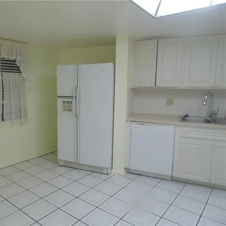 Image 6 - 2264 Winkler Avenue, Fort Myers, FL 33901, USA - Condo for rent