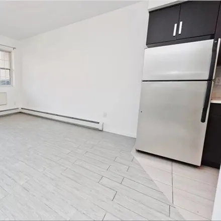 Image 3 - 27-59 Crescent Street, New York, NY 11102, USA - House for rent