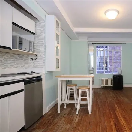 Image 2 - Tudor Tower, 25 Tudor City Place, New York, NY 10017, USA - Condo for sale