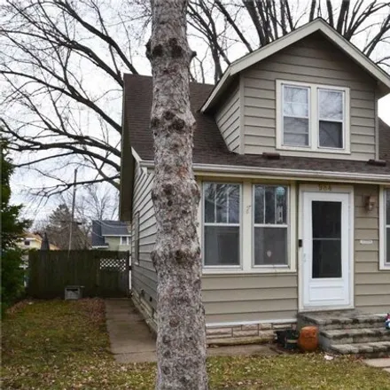 Buy this 3 bed house on 986 East Cook Avenue in Saint Paul, MN 55106