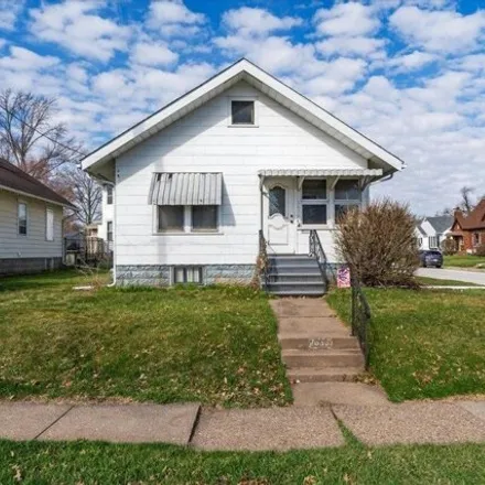 Buy this 2 bed house on 1191 East Columbia Avenue in Davenport, IA 52803