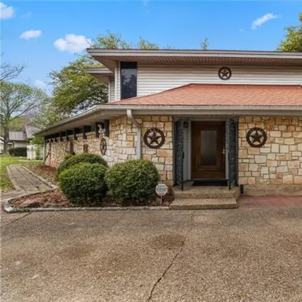 Image 3 - 2306 Inverrary Circle, Austin, TX 78652, USA - House for sale