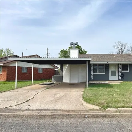 Buy this 3 bed house on 765 Sw 4th Pl in Moore, Oklahoma