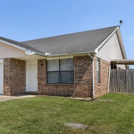 Buy this studio house on 825 And 827 E Kara Ln in Rogers, Arkansas