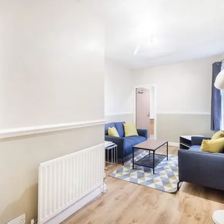 Rent this 4 bed townhouse on Hyde Park Road in Leeds, LS6 1AH