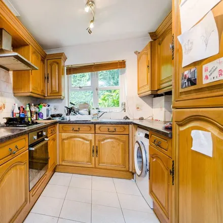 Rent this 4 bed townhouse on The Charlton in Gwyn Close, London