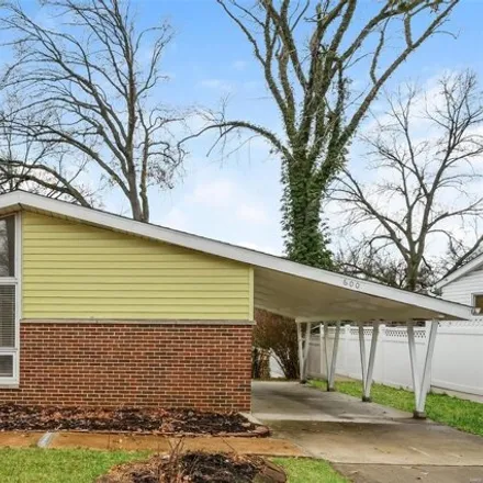 Rent this studio house on 600 Acorn Drive in Crestwood, MO 63126