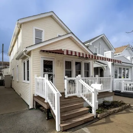 Buy this 4 bed house on 242 North Vendome Avenue in Margate City, Atlantic County