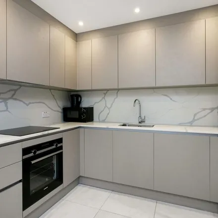 Rent this 3 bed apartment on IDM in New North Road, De Beauvoir Town