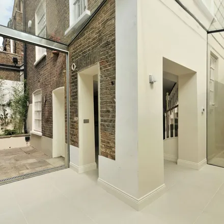 Rent this 4 bed apartment on 44 Chalcot Crescent in Primrose Hill, London