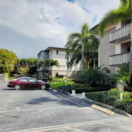 Buy this 1 bed condo on 4911 Hillcrest Lane in Hollywood, FL 33021