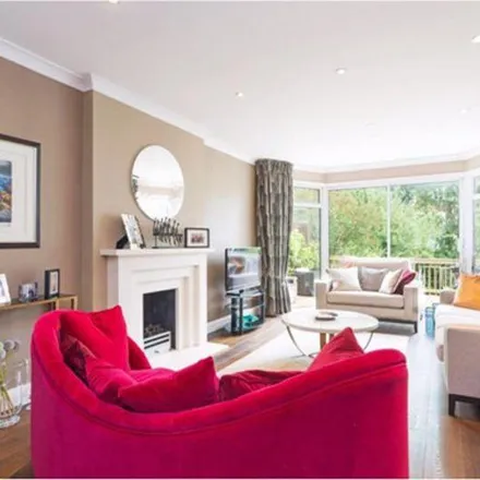 Image 2 - Kinloss Gardens, London, N3 3DU, United Kingdom - House for rent