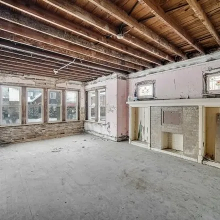 Image 3 - 7440 South Oglesby Avenue, Chicago, IL 60617, USA - House for sale