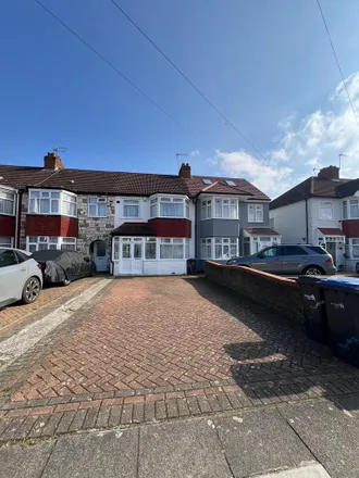 Rent this 3 bed townhouse on Firs Lane in London, N13 5QG