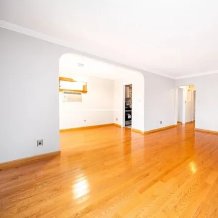 Image 4 - 165-10 32nd Avenue, New York, NY 11358, USA - House for sale