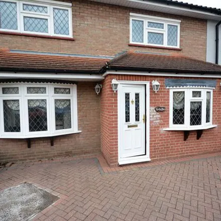 Rent this 3 bed townhouse on Harlow Road in London, RM13 7UB